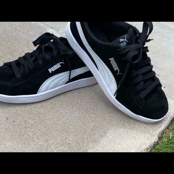7.5 Black Suede Women’s Vikky V2 Puma Sneaker - Picture 3 of 5